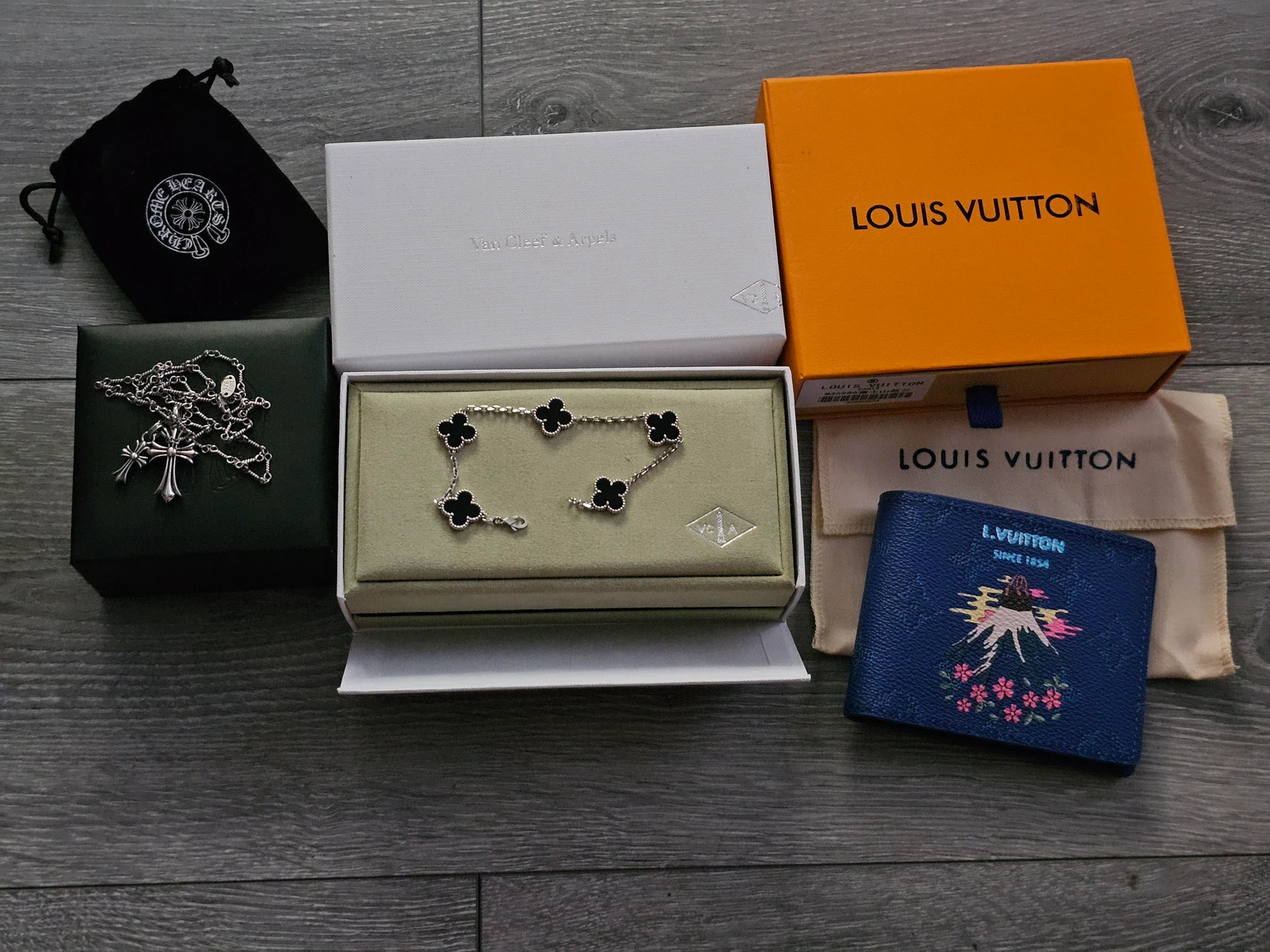 عبوات حلي ومحفظة Louis Vuitton زرقاء