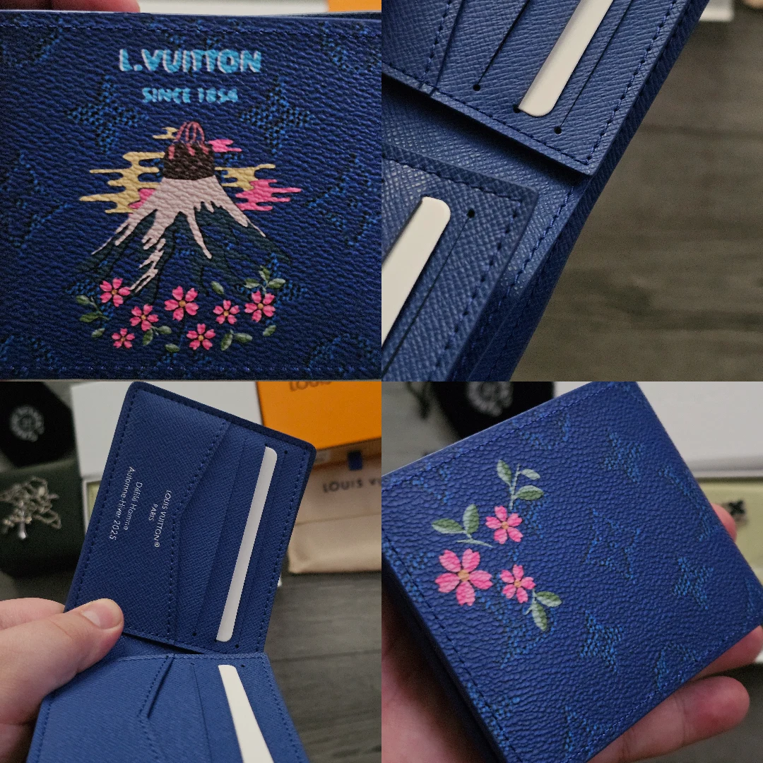 محفظة Louis Vuitton زرقاء من الداخل والخارج
