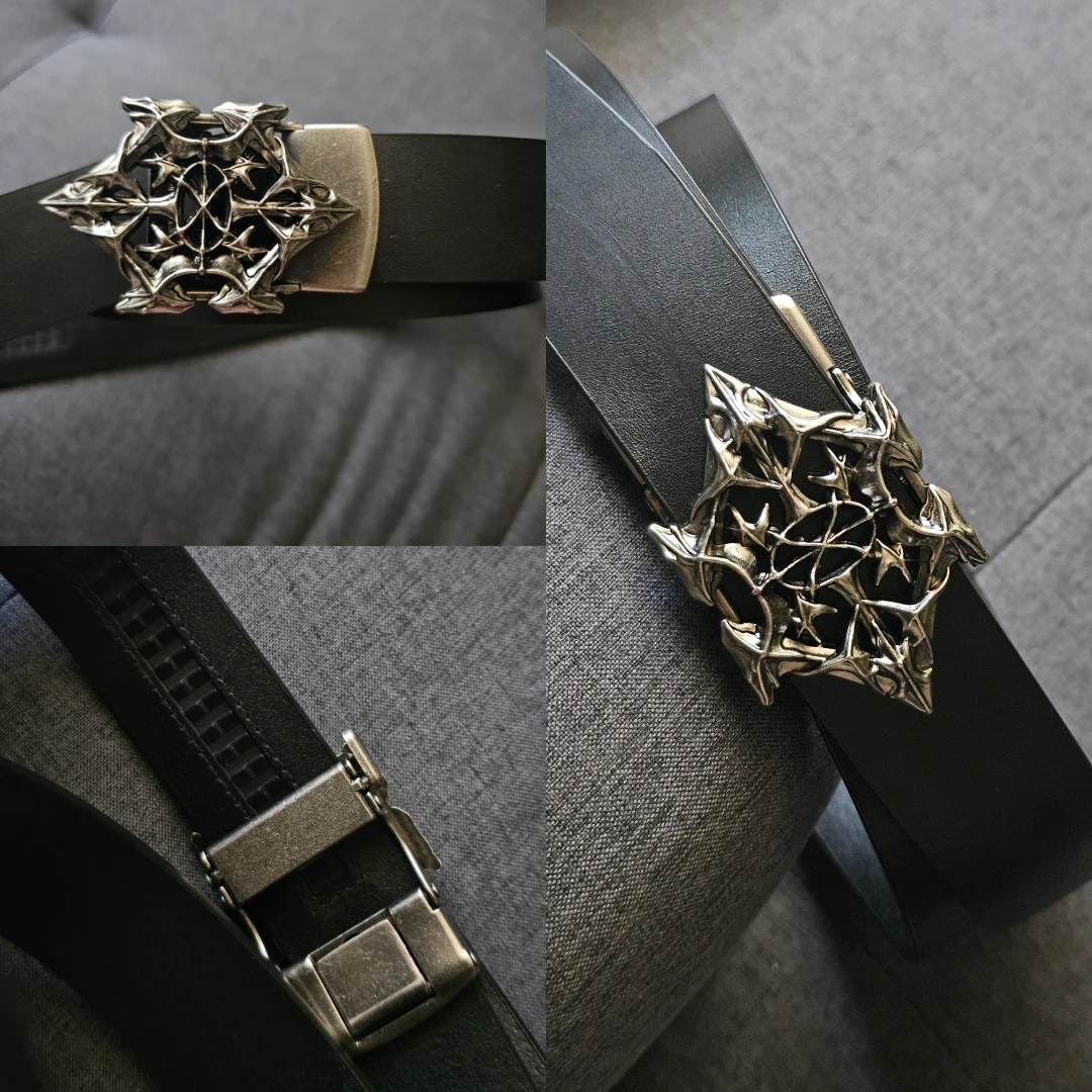 Collage rapproché d’une ceinture sombre et de boucles métalliques géométriques