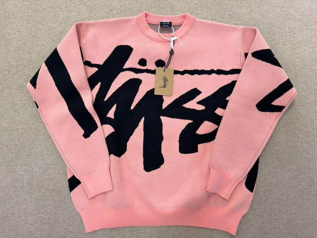 Rosa mönstrad Stüssy-stickning