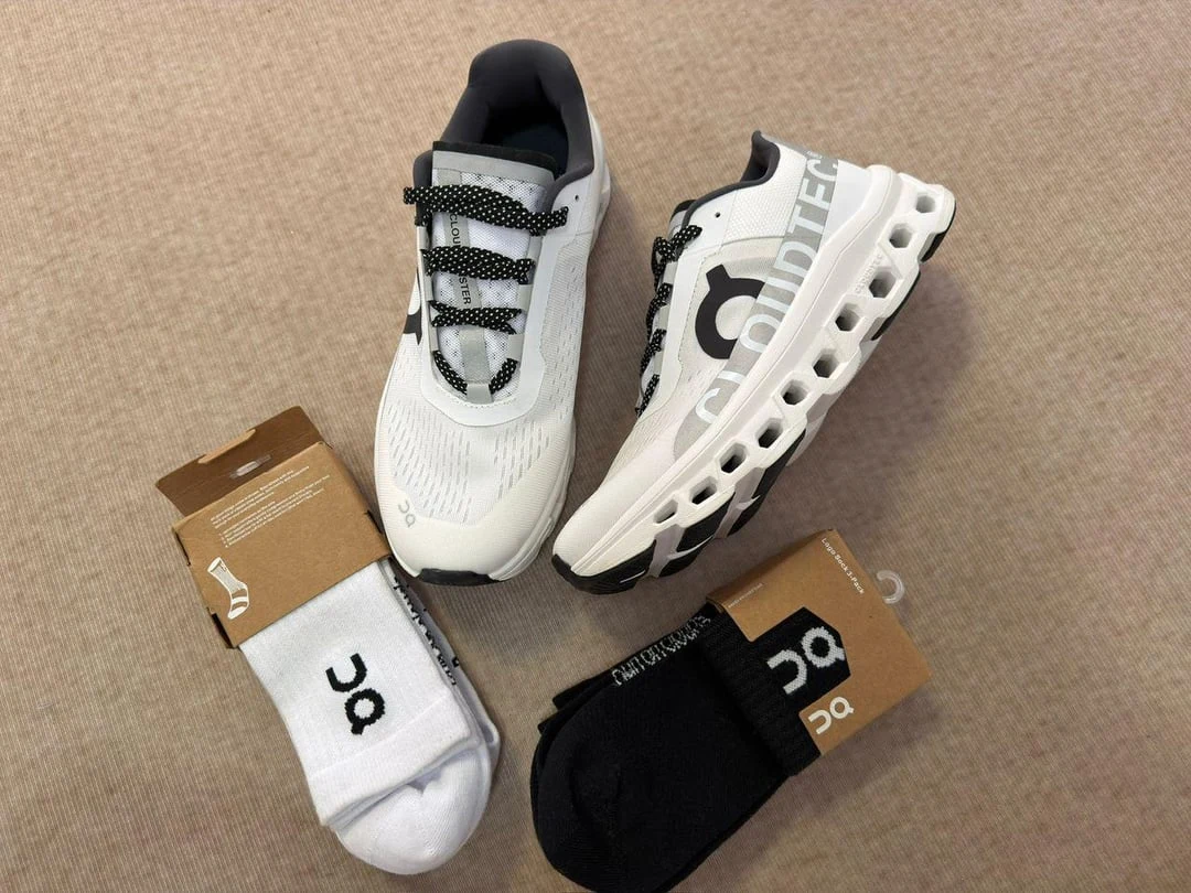 Vita och grå On-sneakers med förpackade strumpor