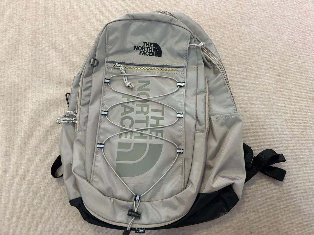 Grå North Face-ryggsäck med framfack