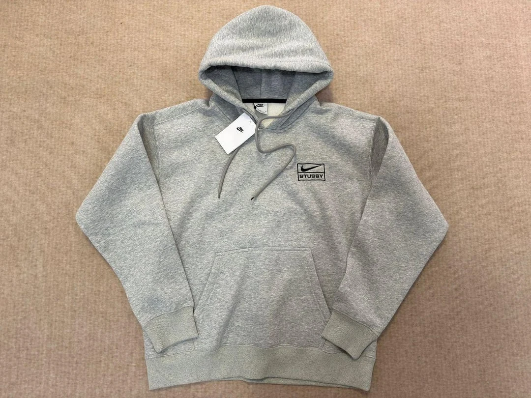 Grå Stüssy-huvtröja med dragkedja, platt lagd