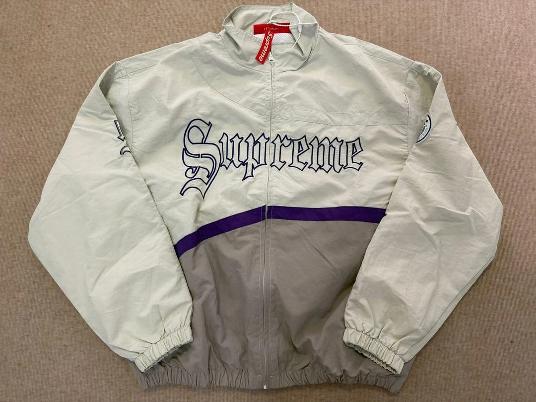 Krämfärgad Supreme-jacka med kontrastpaneler