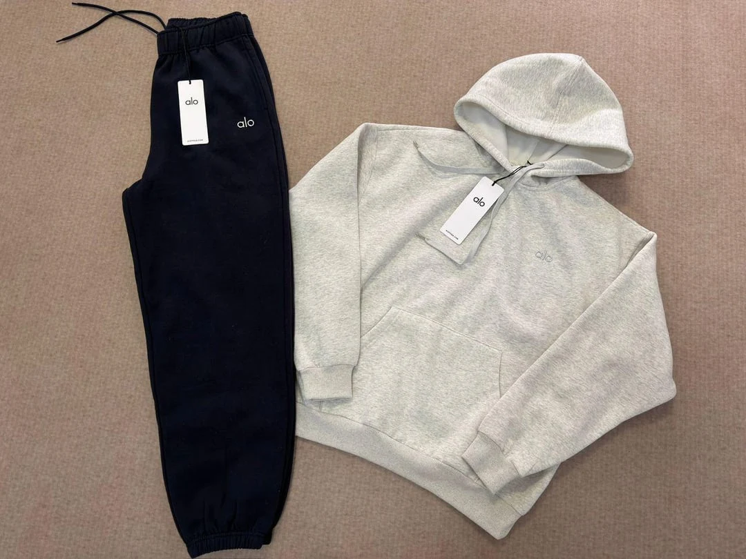 Krämfärgad Alo-hoodie bredvid marinblå byxor