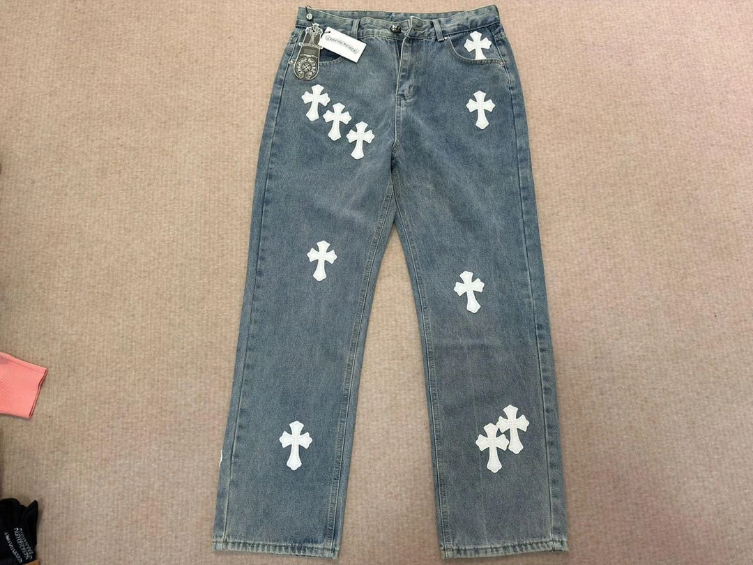 Ljusblå jeans med vita korsapplikationer