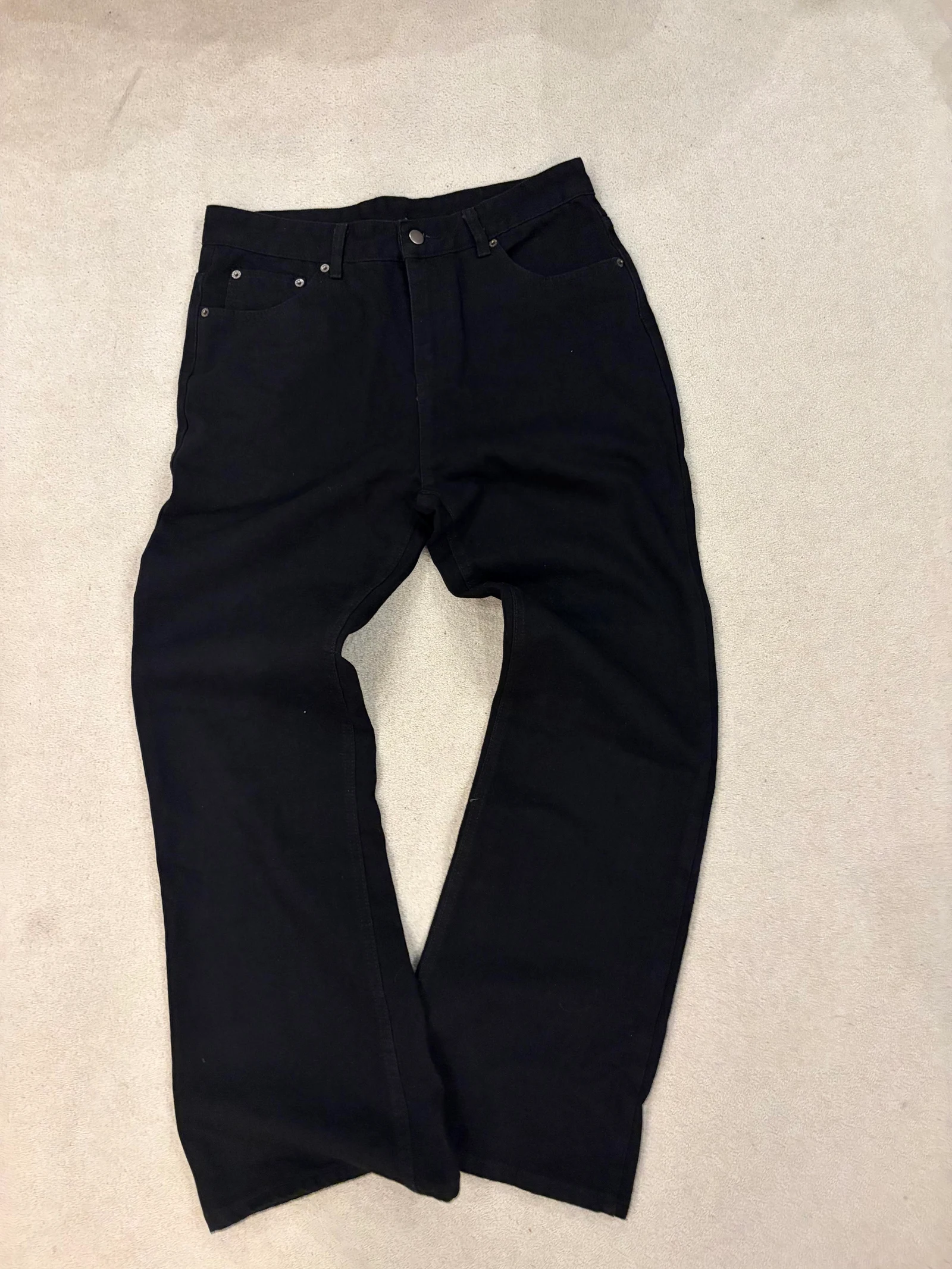 سروال bootcut أسود ومفرود