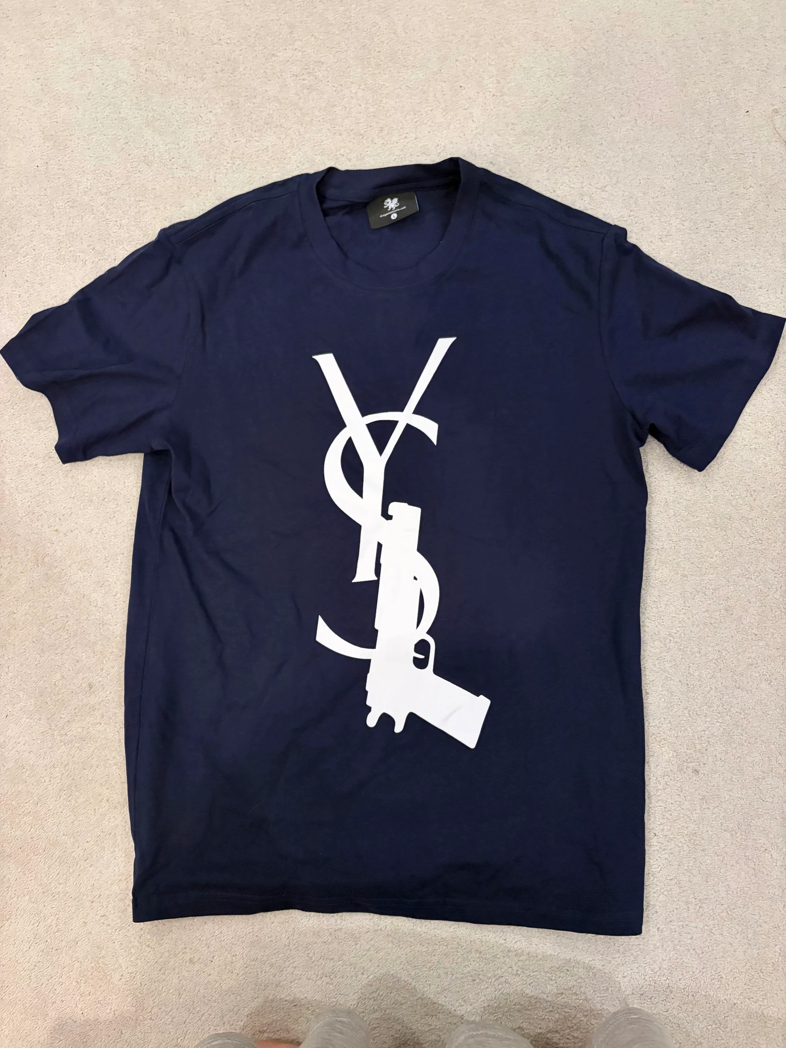 قميص كحلي بشعار YSL أبيض كبير